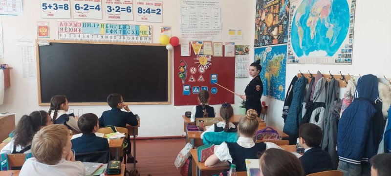 В Михайловской средней школе полицейские Пригородного района Северной Осетии провели беседу о безопасности и здоровом образе жизни