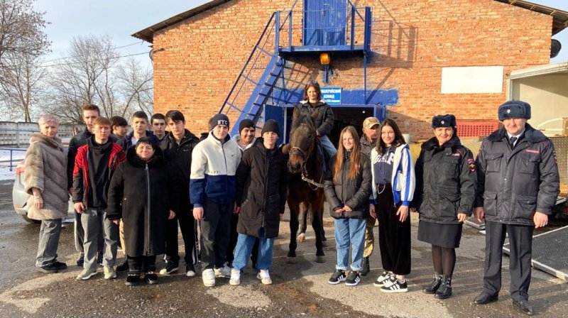 "Студенческий десант" воспитанников спецучилища в Северной Осетии «высадился» в конном подразделении полиции